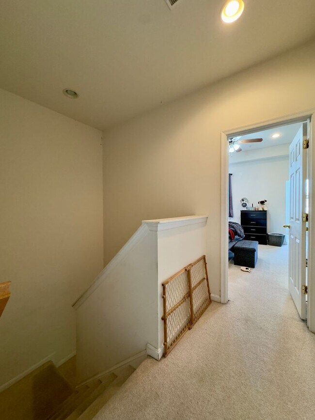 Building Photo - Modern 3-Bedroom Townhome with Stylish Fea...