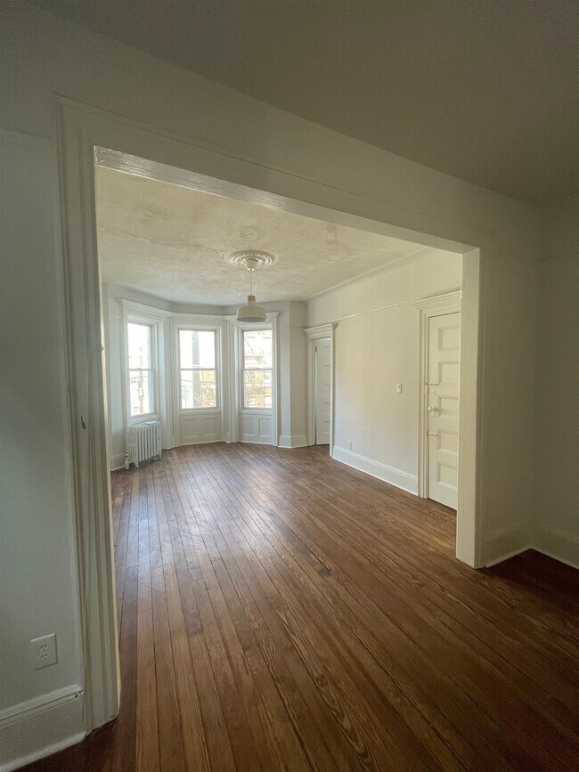 Building Photo - 27 48th St