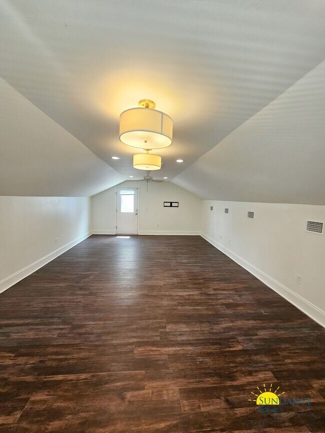 Building Photo - 360 Tradewinds Dr