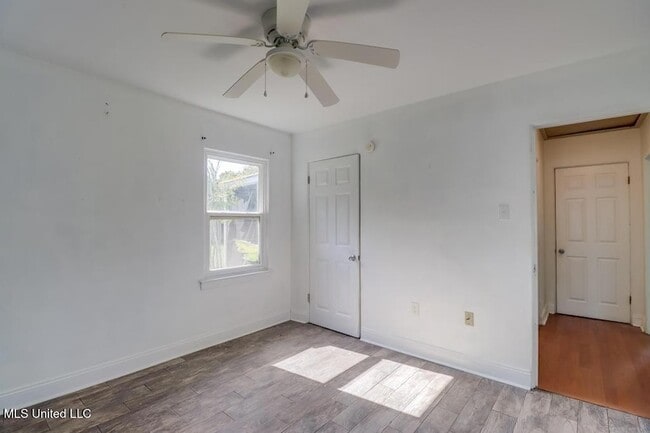 Building Photo - 1737 Ridgeway Dr