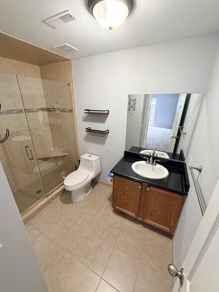Master bathroom - 53180 Manchester Ave