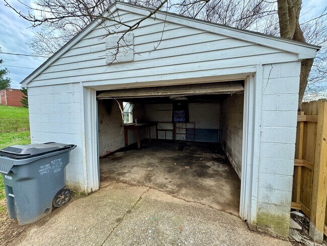 Building Photo - 204 Mandalay Rd