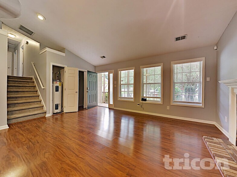 Building Photo - 726 Westbury Dr