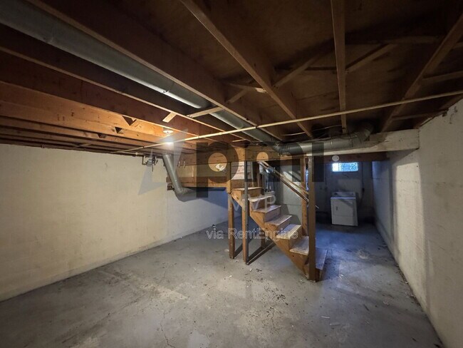 Building Photo - 4056 Carlton Ave