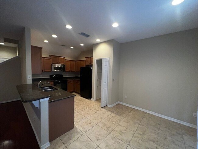 Building Photo - MOVE IN MAY-OVIEDO RENTAL!BEAUTIFUL 3 bd 2.5 bath townhome! 2 CAR ATTACHED GARAGE!FRESH PAINT!