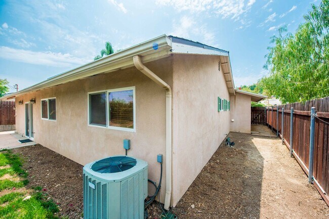 Building Photo - 3 Bedroom Single Family Home in the Brea-O...