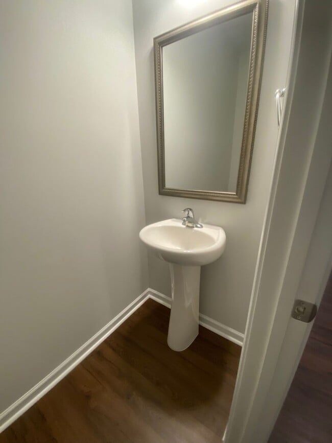 Building Photo - Spacious 4 Bedroom - great location