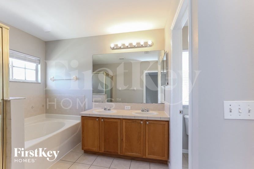 Building Photo - 12607 Longcrest Dr