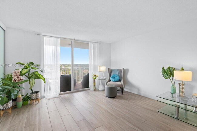 Building Photo - 1050 Hillsboro Mile