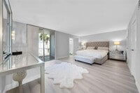 Building Photo - 707 NE 27th Ave