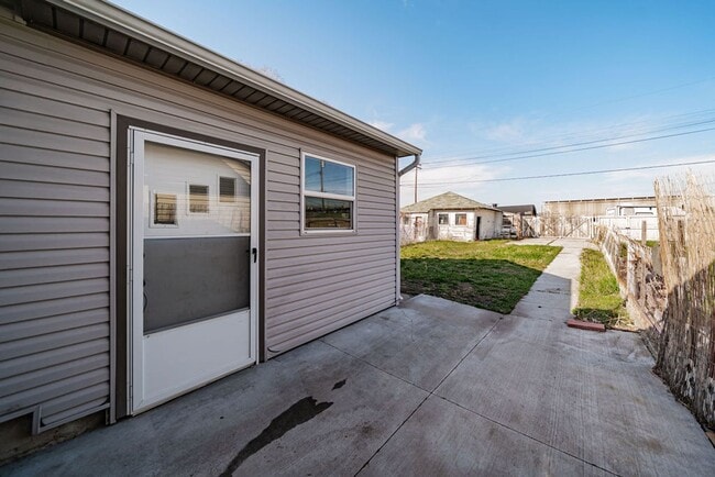 Building Photo - 3 bed 1 bath home recently renovated.