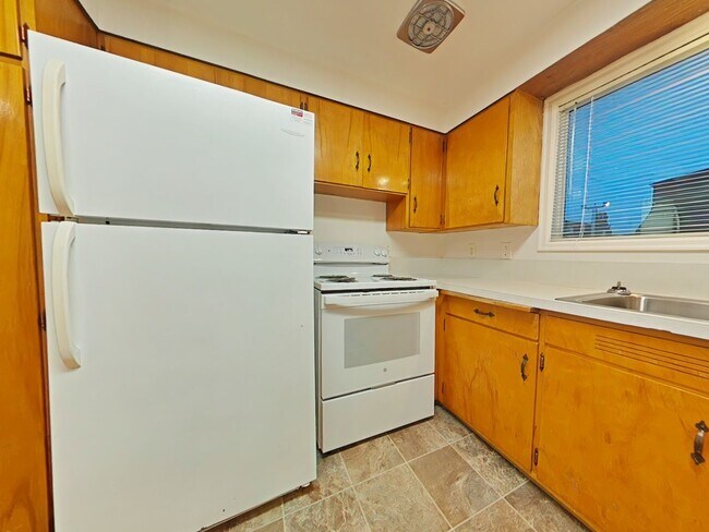 Building Photo - 2 Bedroom Duplex ~ Close to 9th Street