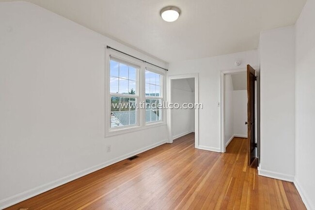 Building Photo - Updated 3 bedroom, 3 Level Home near New S...