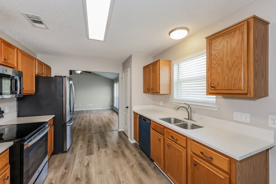 Building Photo - 5904 Heatherglen Terrace