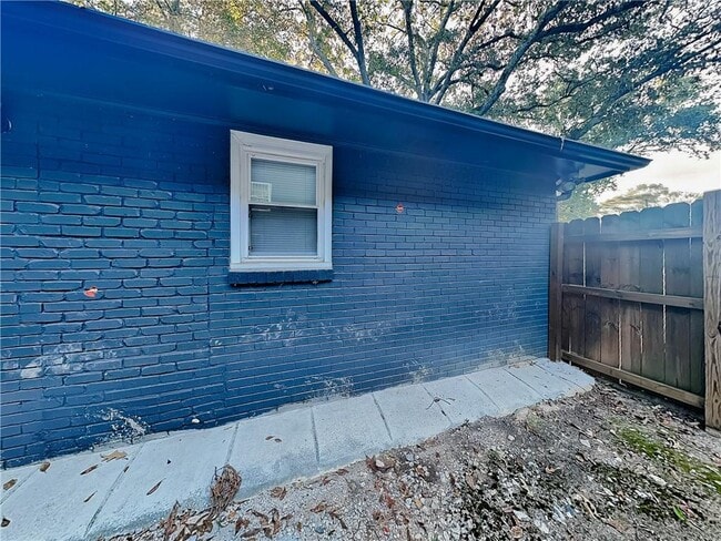 Building Photo - 2875 3rd Ave SW