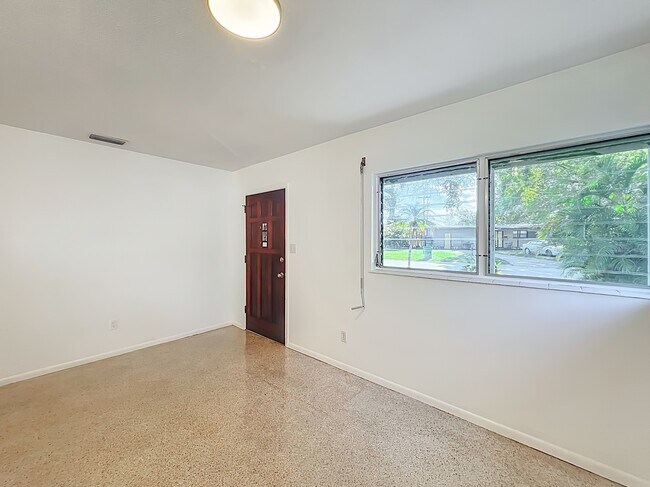 Building Photo - 1706 Cambridge Dr