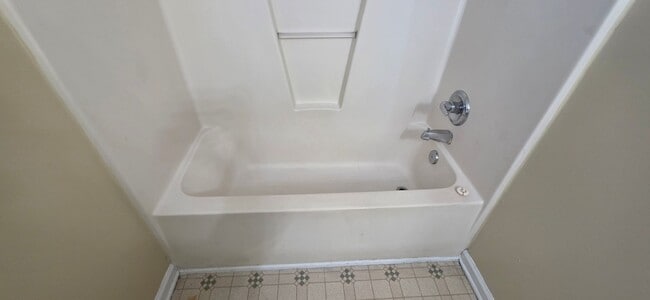 Building Photo - READY TO MOVE IN! 3 BEDS/2 BATHS!