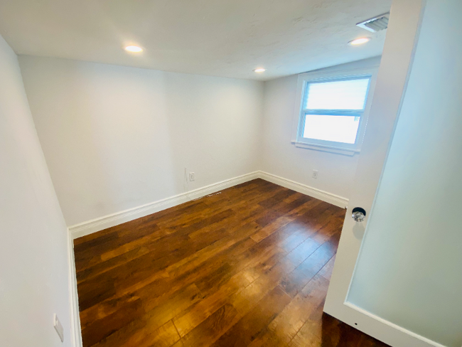 Building Photo - 828 SW 43rd Ave