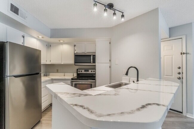 Building Photo - Charming 1-Bedroom Condo Retreat in Orlando - Conveniently Located!