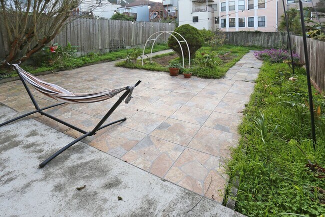 Building Photo - 1271 3rd Ave