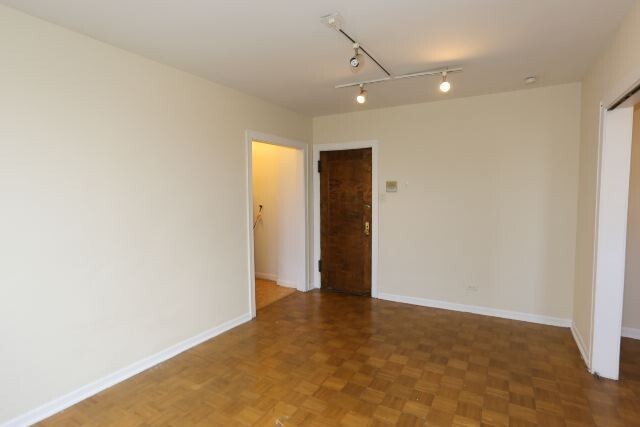 Building Photo - 744 W Belmont Ave