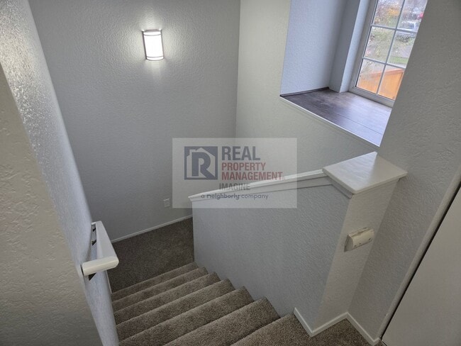Building Photo - Check Out This Completely Remolded 3 Bedroom, 2.5 Bath Townhome!