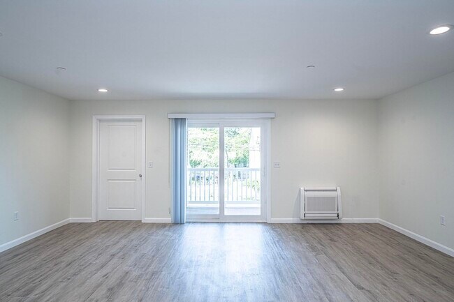 Building Photo - 984 Sharon St