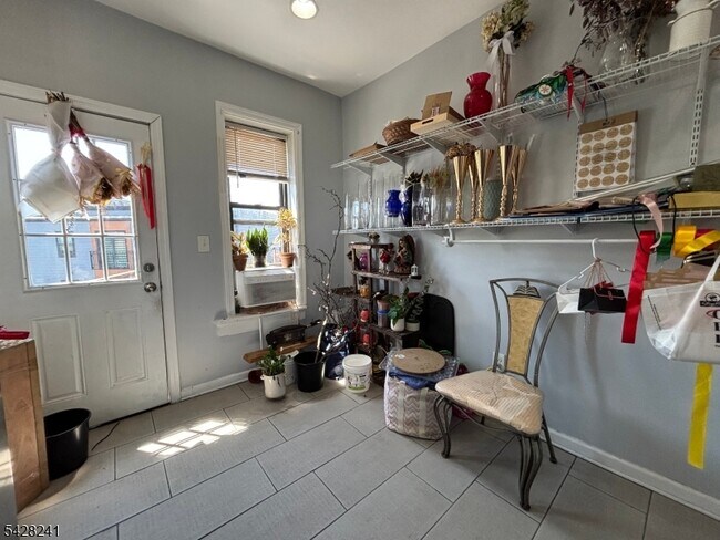 Building Photo - 276 Morris Ave