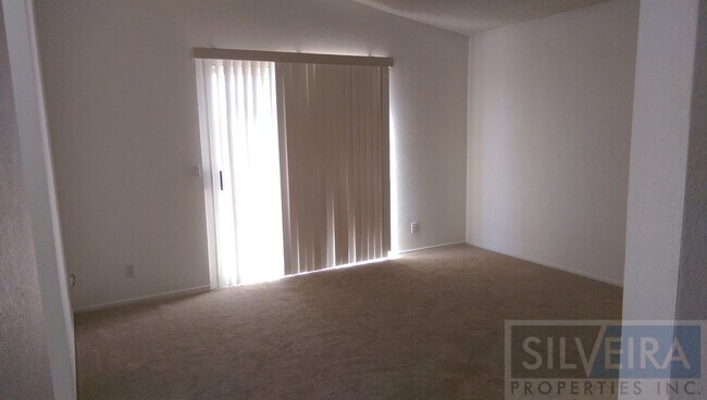 Building Photo - Captivating 3 bed 2 bath home in South Santa Maria.