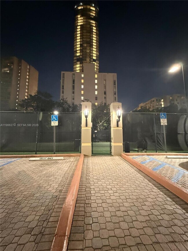 Building Photo - 2475 Brickell Ave