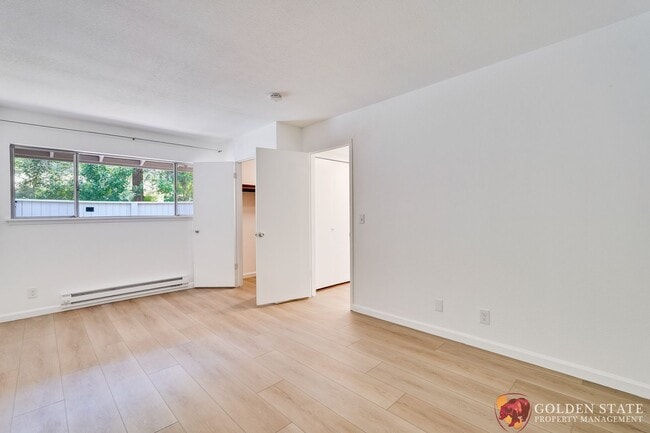 Building Photo - Updated 1 Bedroom Condo with Oversized Private Patio in Prime Mountain View Location