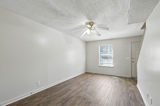 Building Photo - 285 State Line Rd