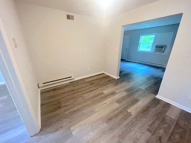 Building Photo - BEAUTIFUL TWO BEDROOM 1.5 BATHROOM APARTME...
