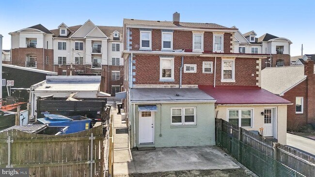 Building Photo - 309 W Elm St