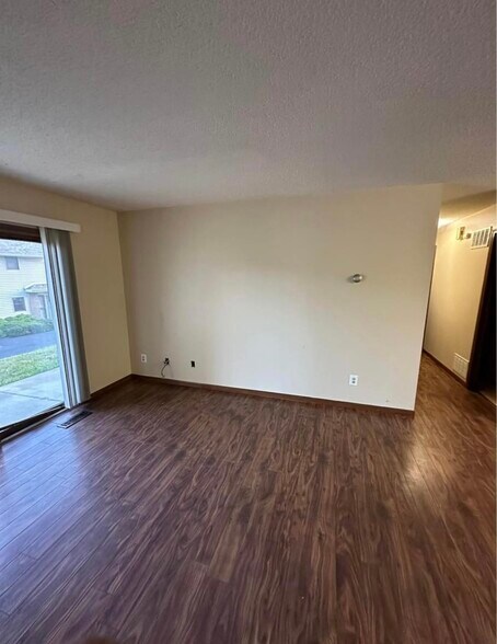 Building Photo - 902 E Travelers Trl
