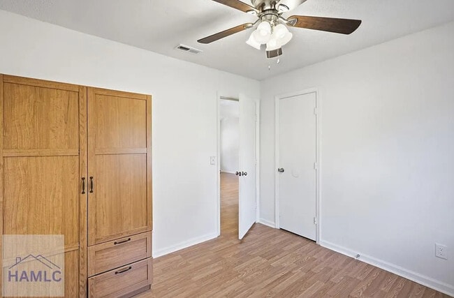 Building Photo - 664 Windhaven Dr