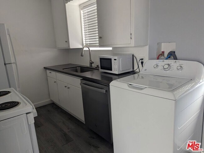 Building Photo - 901 W 64th St