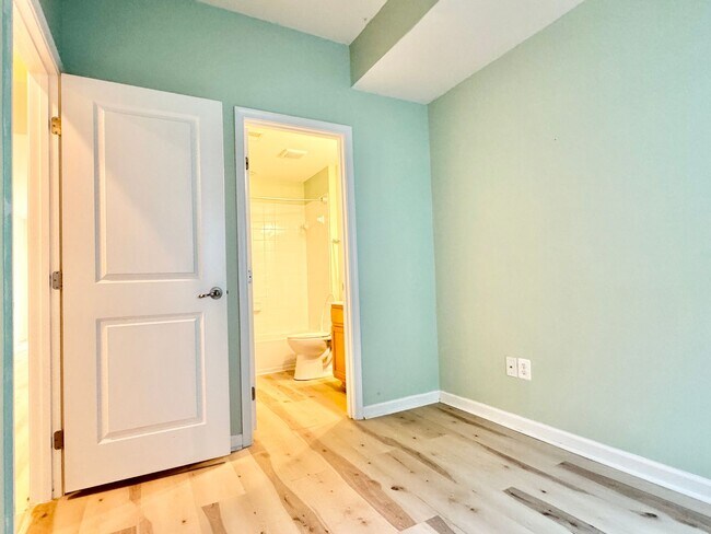 Building Photo - 127 Streamview Dr