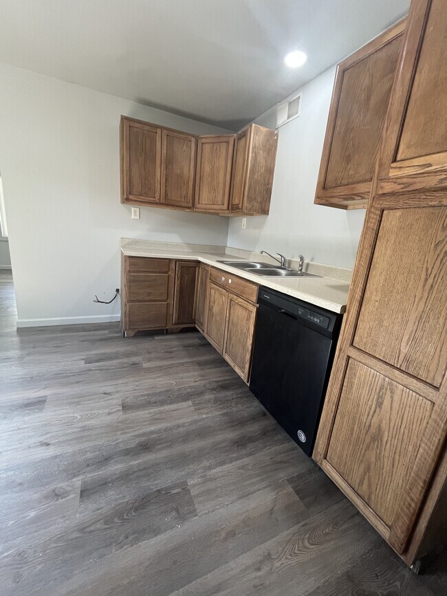 Building Photo - 526 St Leo Dr