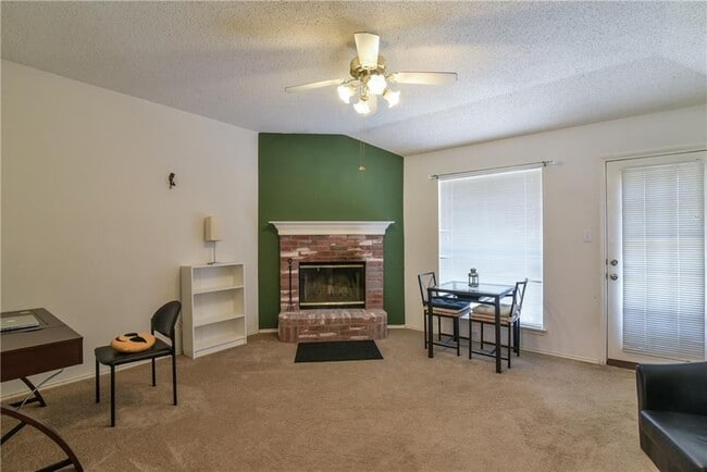 Building Photo - Ready to Move in... Do not miss this house...