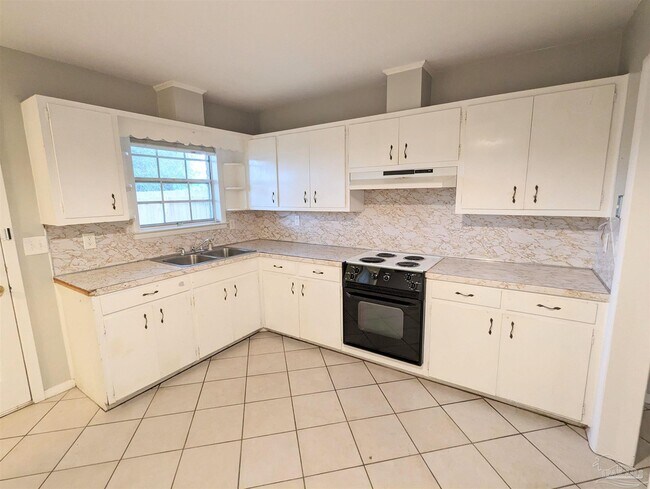 Building Photo - 5185 Hilltop Dr
