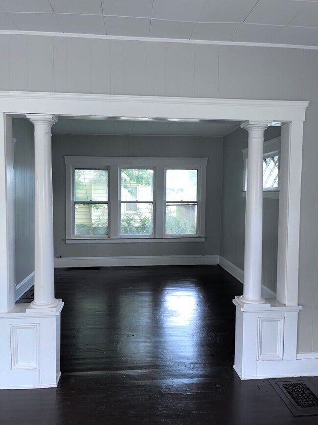 Building Photo - 10705 Greenlawn Ave