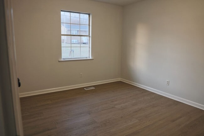 Building Photo - NEWLY REMODELED