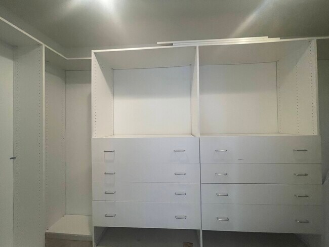 Building Photo - Hollyhock St