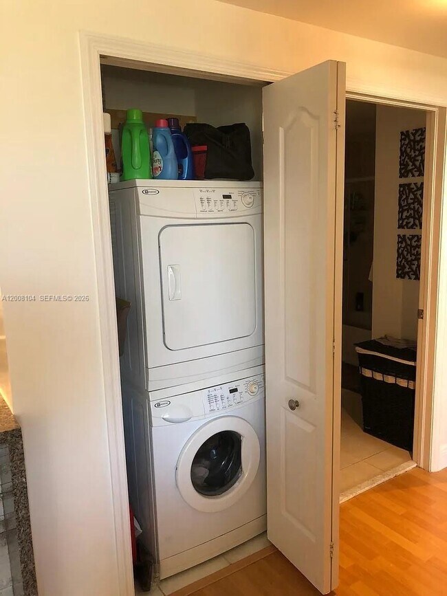 Building Photo - 2400 SW 27th Ave