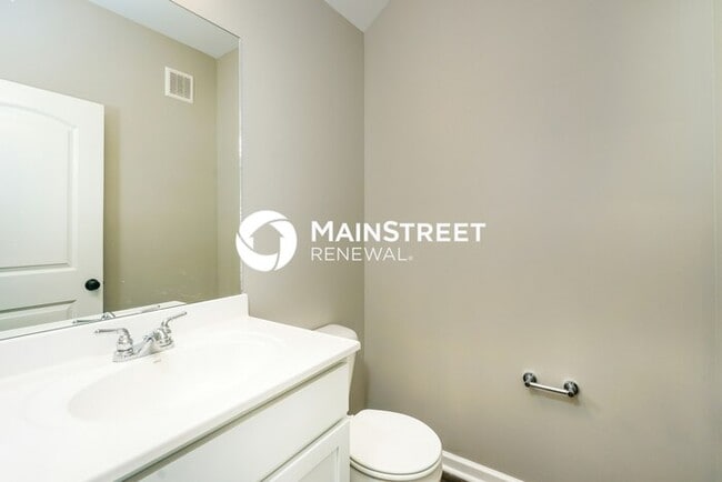 Building Photo - 3 Bedroom Pet-Friendly Home in Jeffersonville, IN with Main Street Renewal