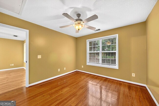 Building Photo - 744 W Vincent Dr
