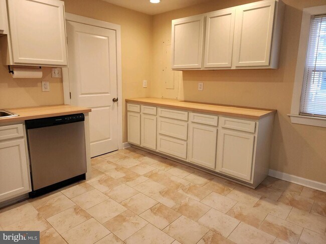 Building Photo - 540 Londontown Rd