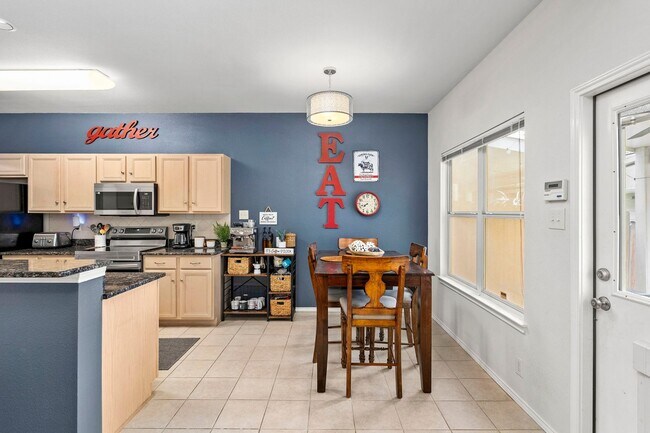 Building Photo - Stylish Townhome Living in Oak Creek