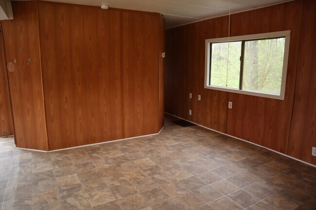Building Photo - 1643 Old Grantham Rd
